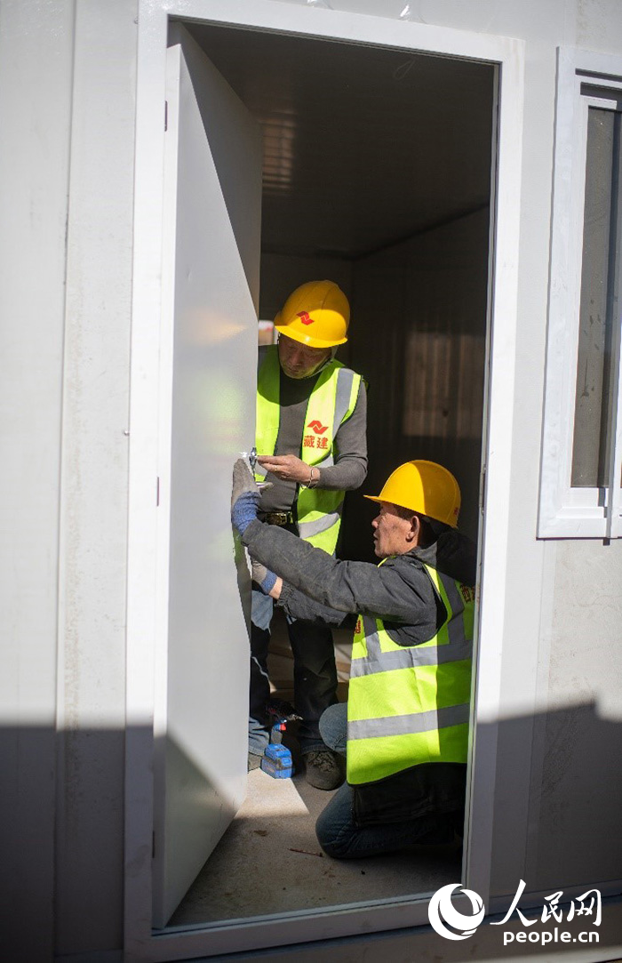 1月9日，在日喀則市定日縣長(zhǎng)所鄉(xiāng)古榮村安置點(diǎn)，施工人員正在抓緊搭建移動(dòng)板房，確保受災(zāi)群眾溫暖過(guò)冬。人民網(wǎng)記者 翁奇羽攝