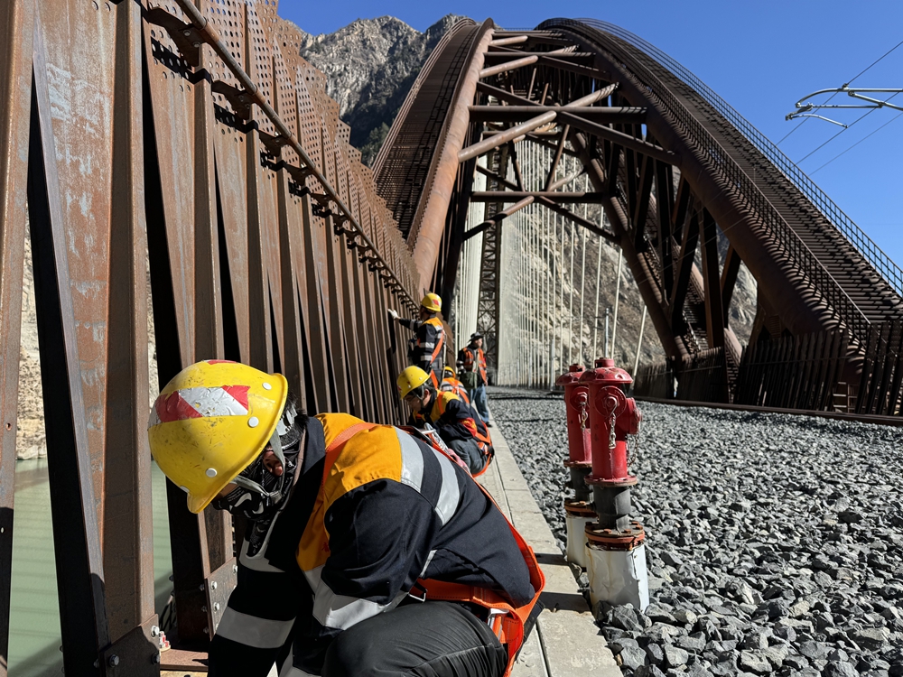 螺栓檢查。馬生明攝