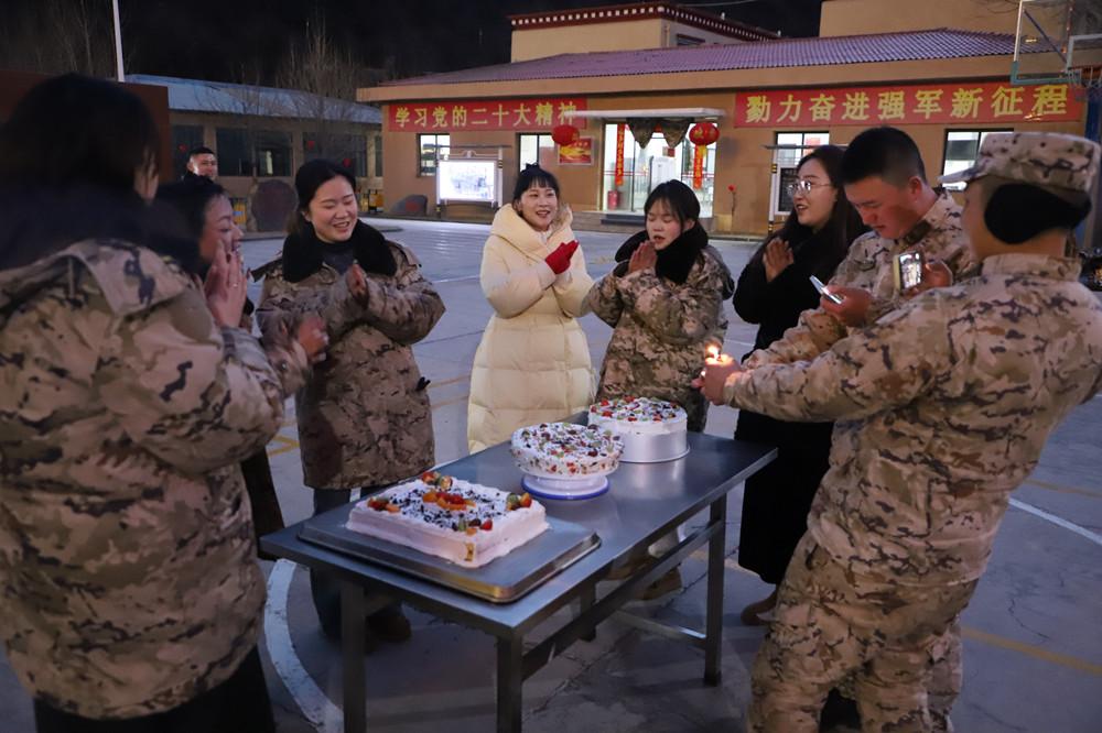 支隊為來隊家屬過集體生日?；粢綌z