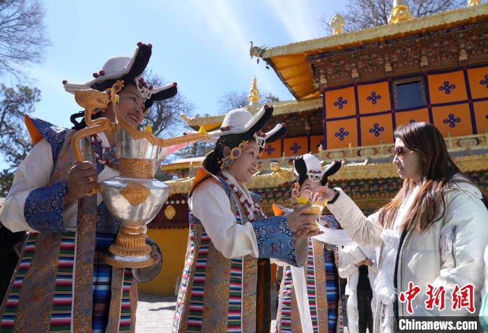 香港至拉薩首航游客開(kāi)啟冬游西藏旅途