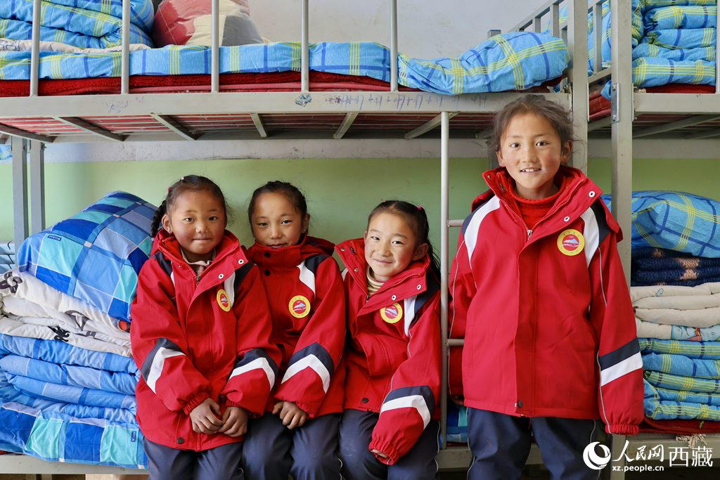 學(xué)生在定日縣第二小學(xué)分流安置點(diǎn)宿舍。人民日?qǐng)?bào)記者 鮮敢攝