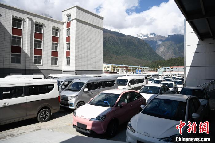 西藏自治區(qū)吉隆口岸：新能源汽車(chē)出口大幅增長(zhǎng)