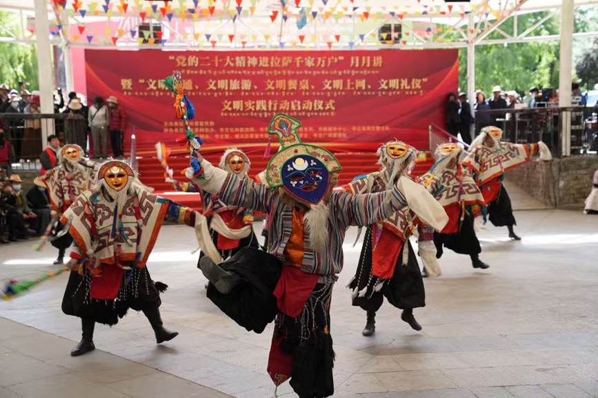 “黨的二十大精神進(jìn)拉薩千家萬戶”月月講暨“深化移風(fēng)易俗共建文明拉薩”文明實(shí)踐行動(dòng)啟動(dòng)儀式在龍王潭公園下沉廣場舉行