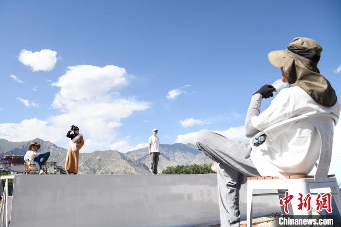 拉薩布達拉宮前“旱地拔蔥”吸引游客打卡