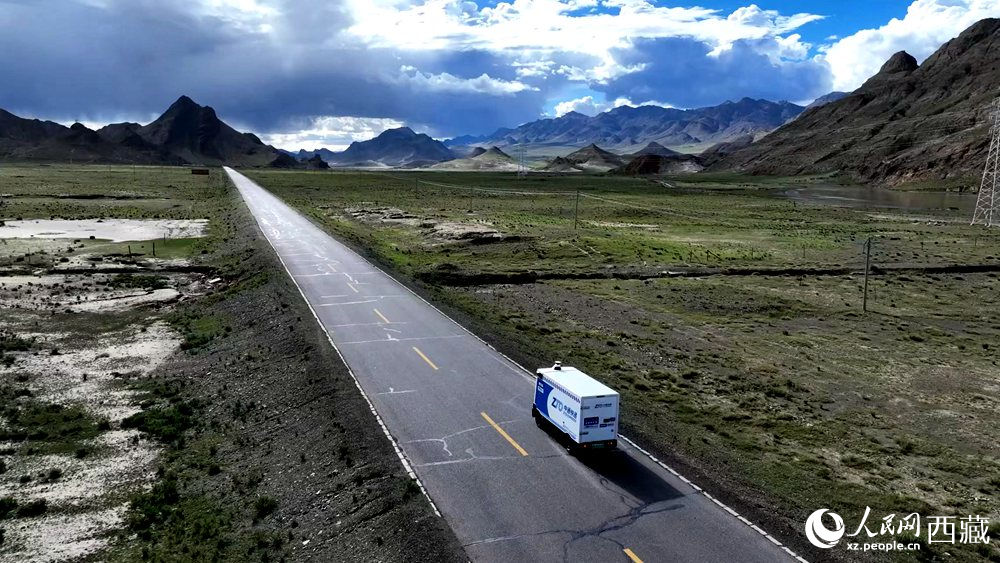 一輛無人快遞車正沿著定日縣通往扎果鄉(xiāng)的道路平穩(wěn)行駛。人民日?qǐng)?bào)記者 鮮敢攝
