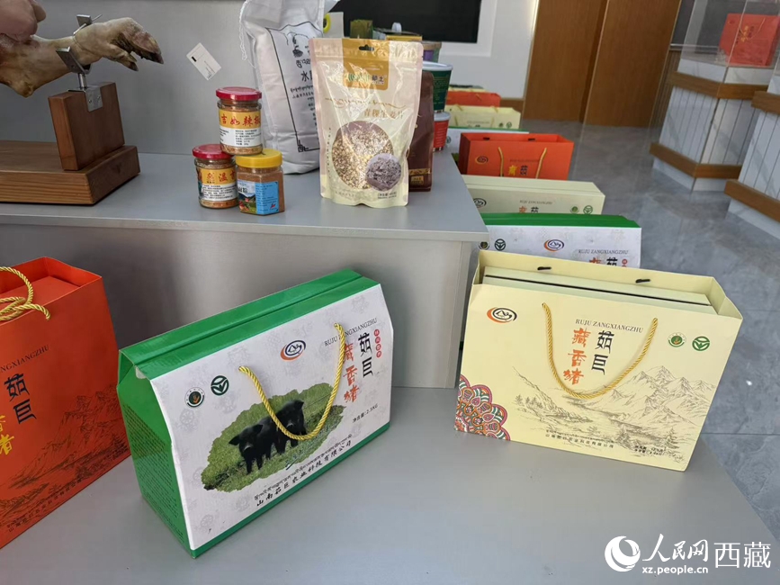 茹巨藏香豬禮盒。羅雨欣攝