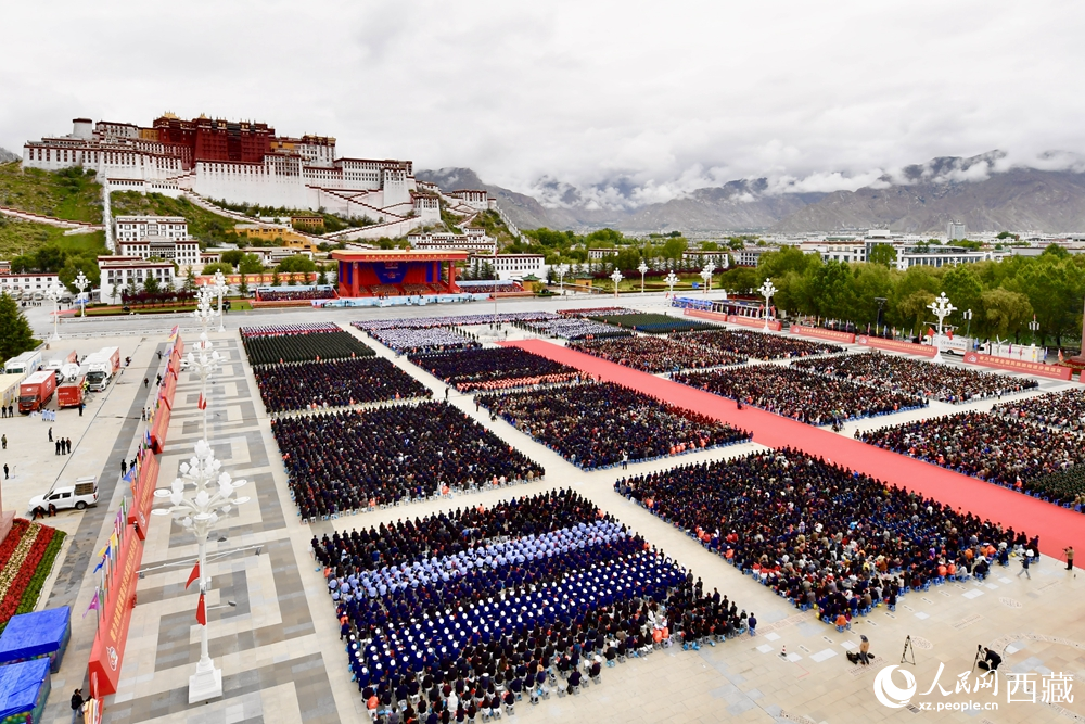 熱烈慶祝西藏自治區(qū)成立60周年大會現(xiàn)場。索朗旺久攝