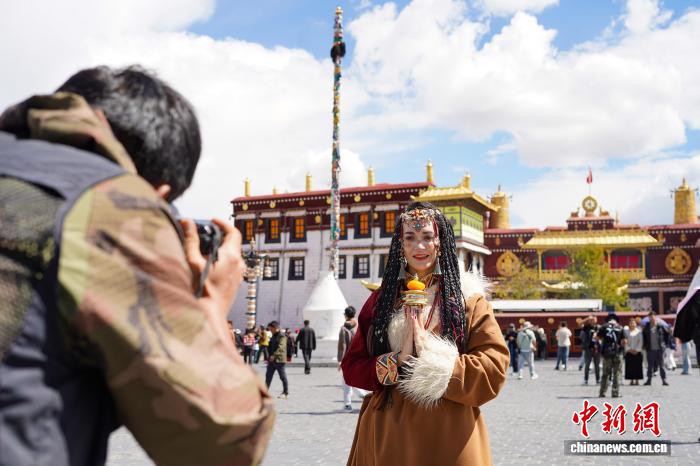 多國游客著藏裝打卡拉薩大昭寺感受雪域文化魅力