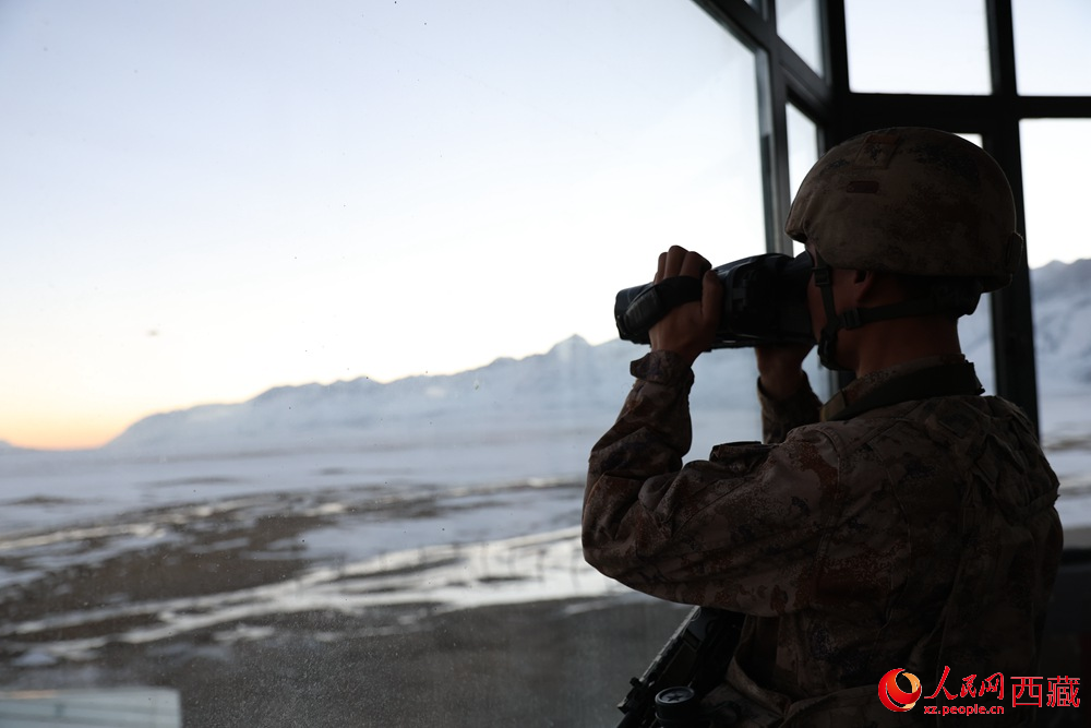 官兵在觀察哨所周邊情況。人民日報記者 瓊達卓嘎攝