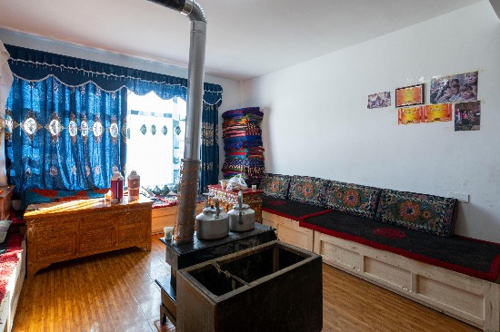 次仁普尺新家的客廳。人民網(wǎng)記者 翁奇羽攝