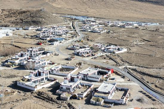 2025年12月11日，西藏定日縣長所鄉(xiāng)古榮村新貌。人民網(wǎng)記者 翁奇羽攝