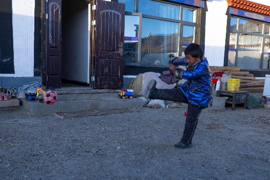 次仁普尺的弟弟在院子里玩耍。人民網(wǎng)記者 翁奇羽攝