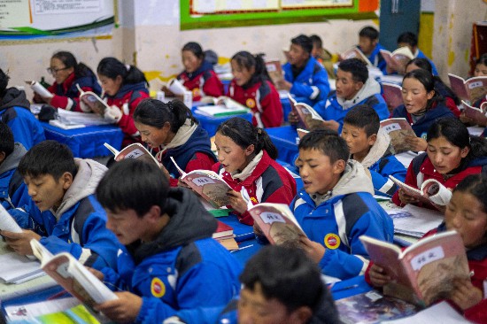 央金和同學(xué)們?cè)诮淌抑猩险n。人民網(wǎng)記者 翁奇羽攝