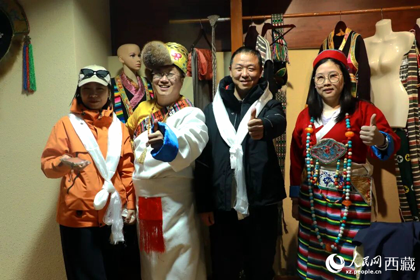 游客在扎西曲登社區(qū)體驗(yàn)藏族服飾文化。大家身著色彩鮮艷的藏裝，佩戴特色飾品，臉上洋溢著喜悅的笑容。人民網(wǎng)記者 吳雨仁攝