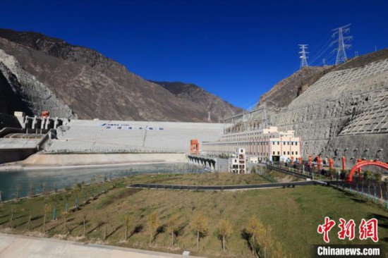 圖為金沙江上游蘇洼龍水電站?！⊥趵?攝