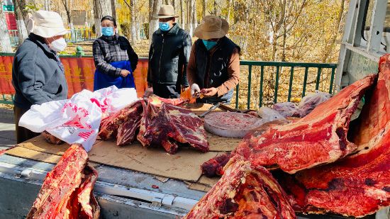 圖為市民正在買牛肉，本報記者 格桑倫珠攝(3737723)-20221201105107(1).jpg