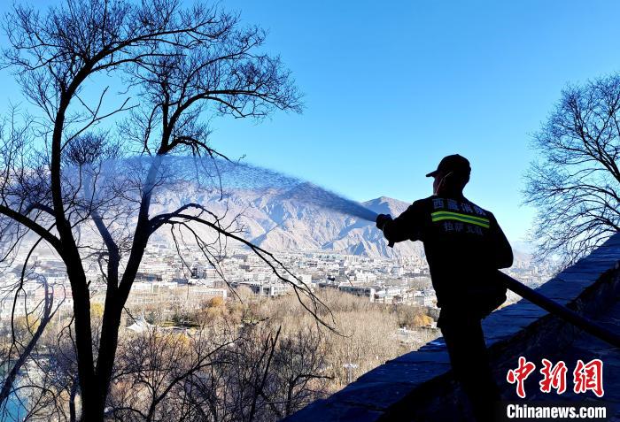 12月6日，布達(dá)拉宮消防救援大隊(duì)在布達(dá)拉宮山體林草區(qū)域開展?jié)窕ぷ??！㈣?攝