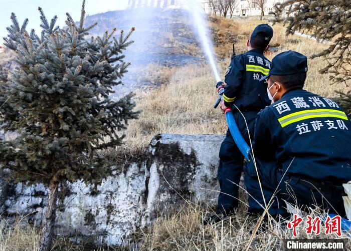 12月6日，布達(dá)拉宮消防救援大隊(duì)在布達(dá)拉宮山體林草區(qū)域開展?jié)窕ぷ?。　劉?攝