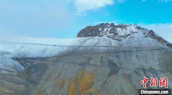 圖為邊壩縣降雪時(shí)夏貢拉山段路況?！∵厜慰h融媒體中心供圖