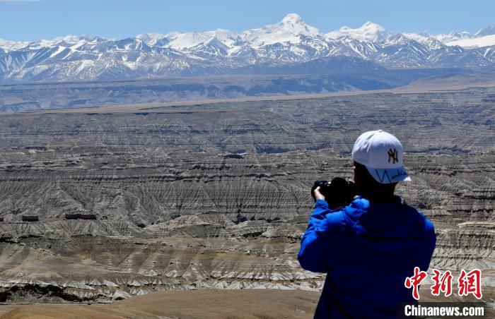 4月5日，游客在觀景臺拍攝札達土林?！±盍?攝