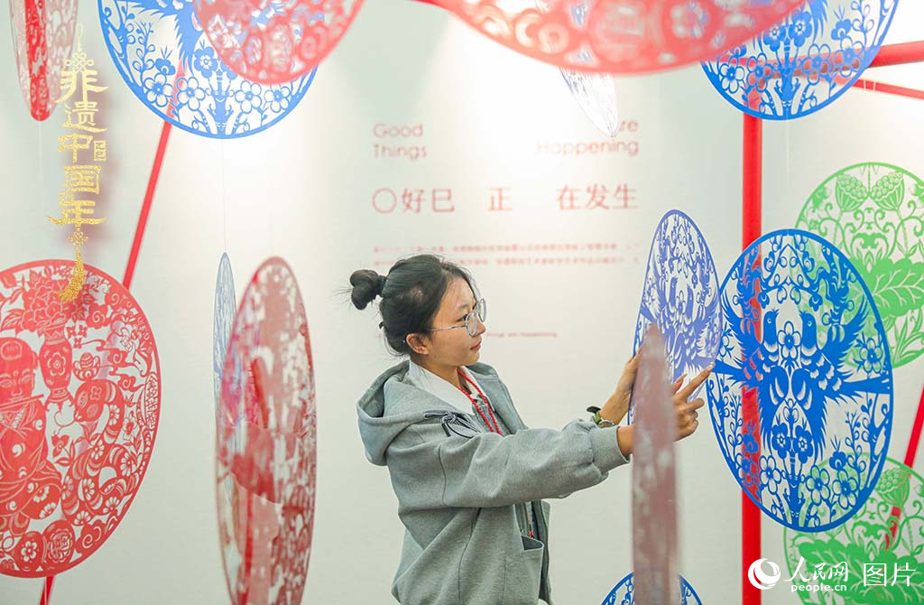 2025年1月30日，在山西太原舉辦的“年自萬物生”——2025山西非遺年俗藝術(shù)展上，由山西省級非遺代表性傳承人張永忠專門創(chuàng)作的剪紙藝術(shù)裝置吸引青年游客關(guān)注，上下映襯的“巳”字讓年文化煥發(fā)新的生機。人民網(wǎng)記者 王帆攝