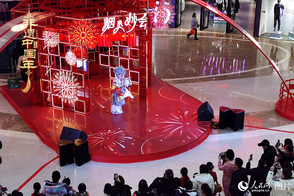 2025年1月29日，大年初一，吉林省京劇團亮相長春“煙火妙會”，演員們用的精湛技藝，為市民呈上一場韻味悠長的視聽盛宴，一招一式盡顯京劇魅力?，F(xiàn)場還進行了京劇知識科普，讓傳統(tǒng)文化在互動中 “活” 起來，為新春佳節(jié)增添了一抹濃厚的文化底色 。人民網(wǎng)記者 王帝元攝