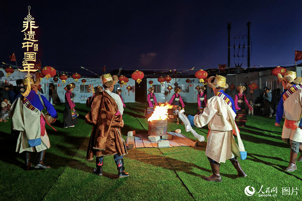 2025年1月28日，西藏自治區(qū)日喀則市定日縣尼轄鄉(xiāng)轄措村升起篝火，跳起鍋莊，迎接新年的到來。（鍋莊舞，又稱為“果卓”、“歌莊”、“卓”等，藏語意為圓圈歌舞，是藏族三大民間舞蹈之一。2006年5月20日，鍋莊舞經(jīng)中華人民共和國國務(wù)院批準(zhǔn)列入第一批國家級非物質(zhì)文化遺產(chǎn)名錄）人民網(wǎng)記者 次仁羅布攝