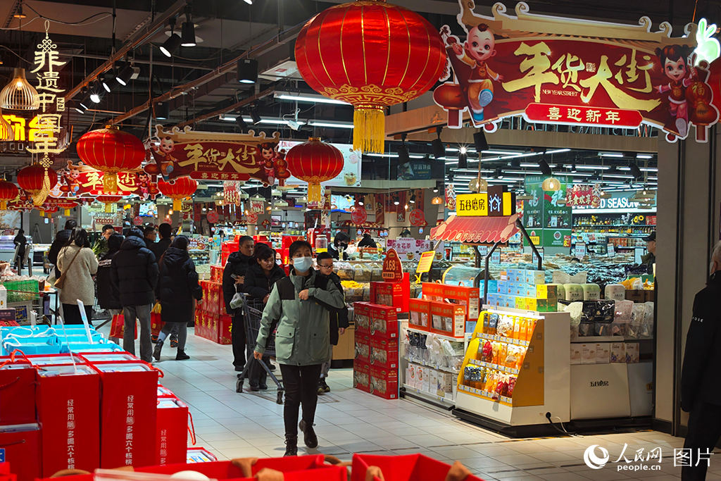 2025年1月28日，在河北省三河市的一家超市，市民們正在采購年貨。人民網(wǎng)記者 翁奇羽攝