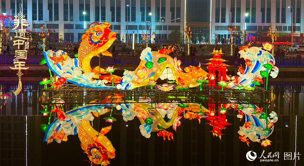2025年1月22日，2025潛江燈會如約亮燈，近百組主題花燈、300余組裝飾彩燈一一亮相，吸引眾多游客觀賞。潛江燈會是湖北省潛江地區(qū)春節(jié)、元宵期間全民趕會的綜合性傳統(tǒng)民俗活動，2021年入選第五批國家級非物質(zhì)文化遺產(chǎn)代表性項目名錄。人民網(wǎng)記者 張雋攝