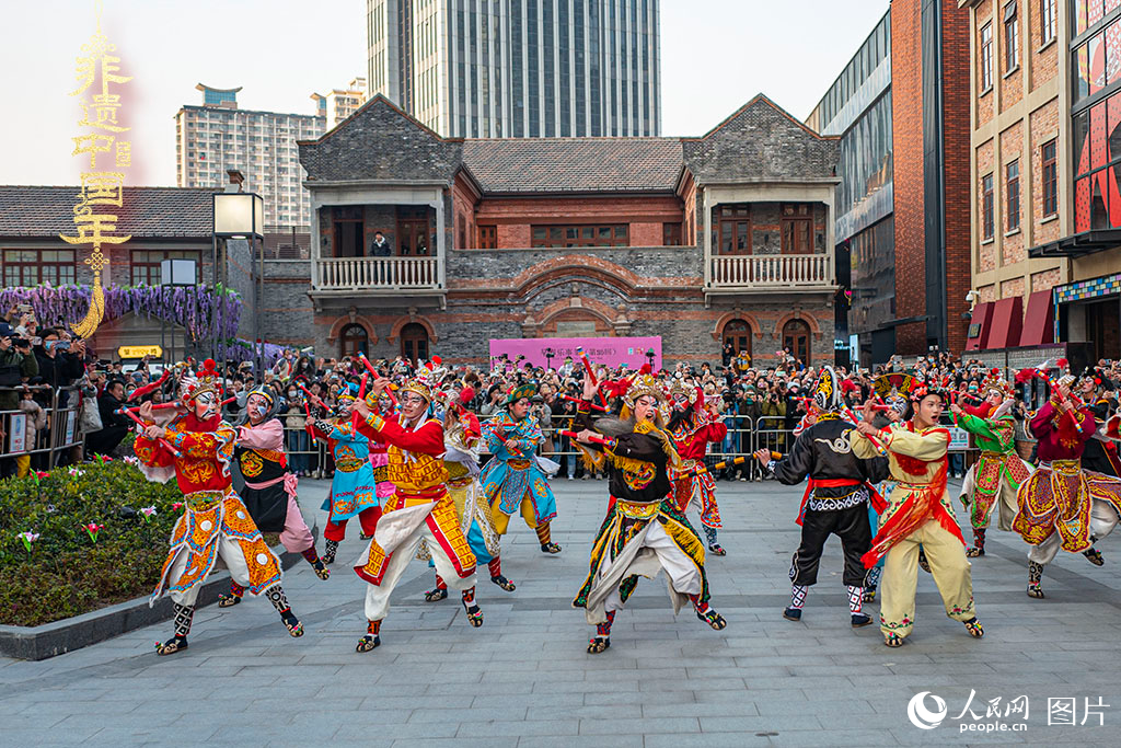 2025年1月19日，上海虹口區(qū)的今潮8弄，精彩的潮汕英歌舞上演，吸引市民駐足觀看。人民網(wǎng)記者 王初攝