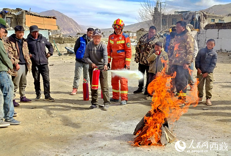 消防救援人員在安置點(diǎn)組織開(kāi)展滅火實(shí)戰(zhàn)演練。人民日?qǐng)?bào)記者 徐馭堯攝