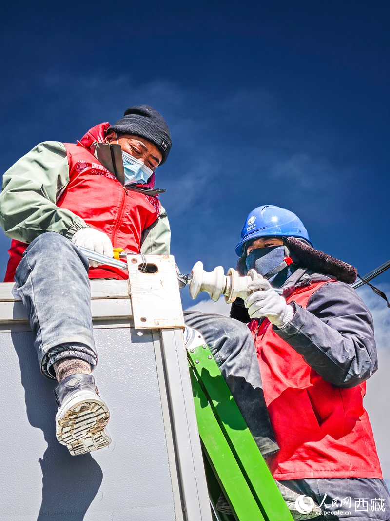 國網(wǎng)日喀則共產(chǎn)黨員服務隊隊員檢查板房線路。人民網(wǎng)記者 吳雨仁攝