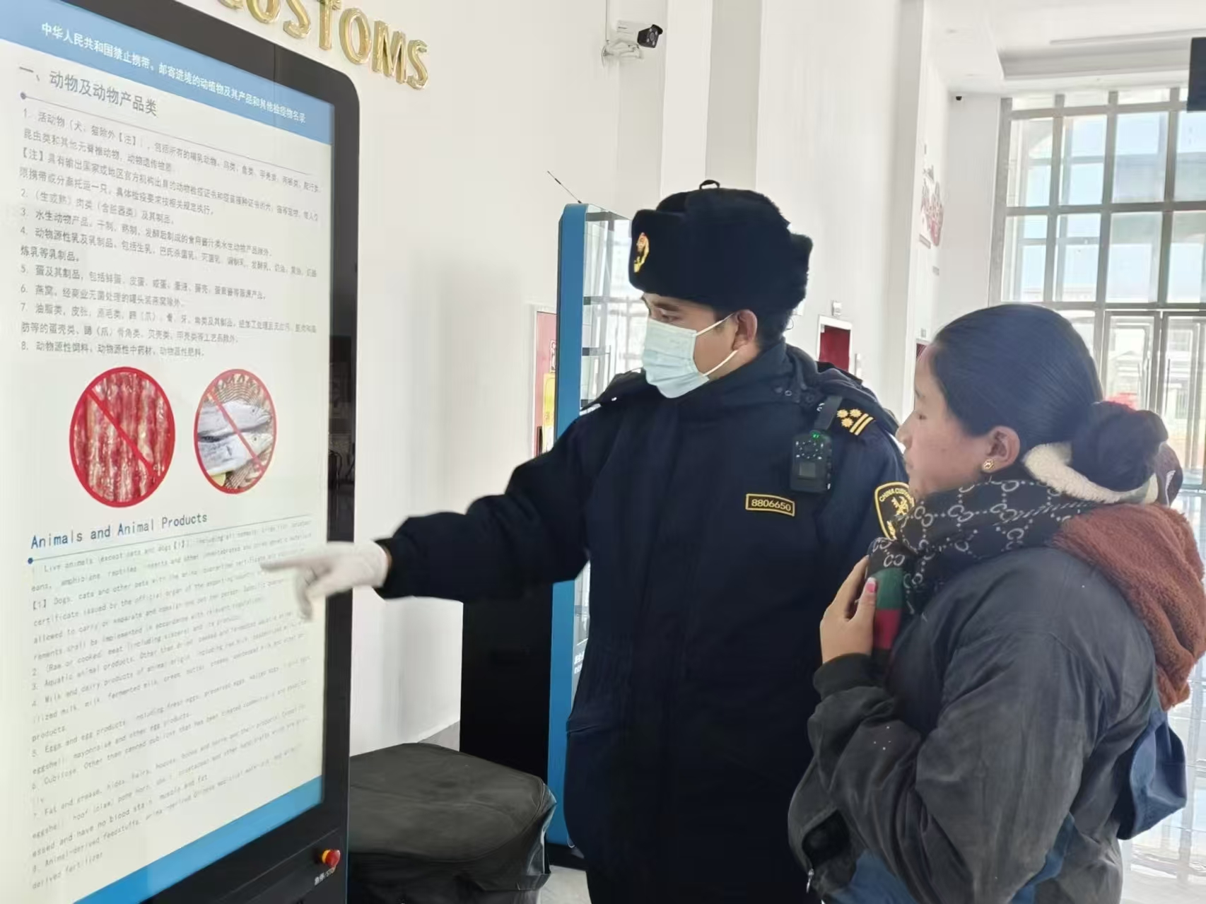 海關關員對入境邊民進行禁止攜帶、郵寄進境動植物及其產(chǎn)品解讀。次旺久美攝
