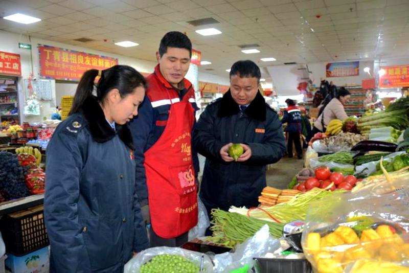 國家稅務(wù)總局丁青縣稅務(wù)局干部走訪了解春節(jié)蔬菜市場供求情況。楊虹攝