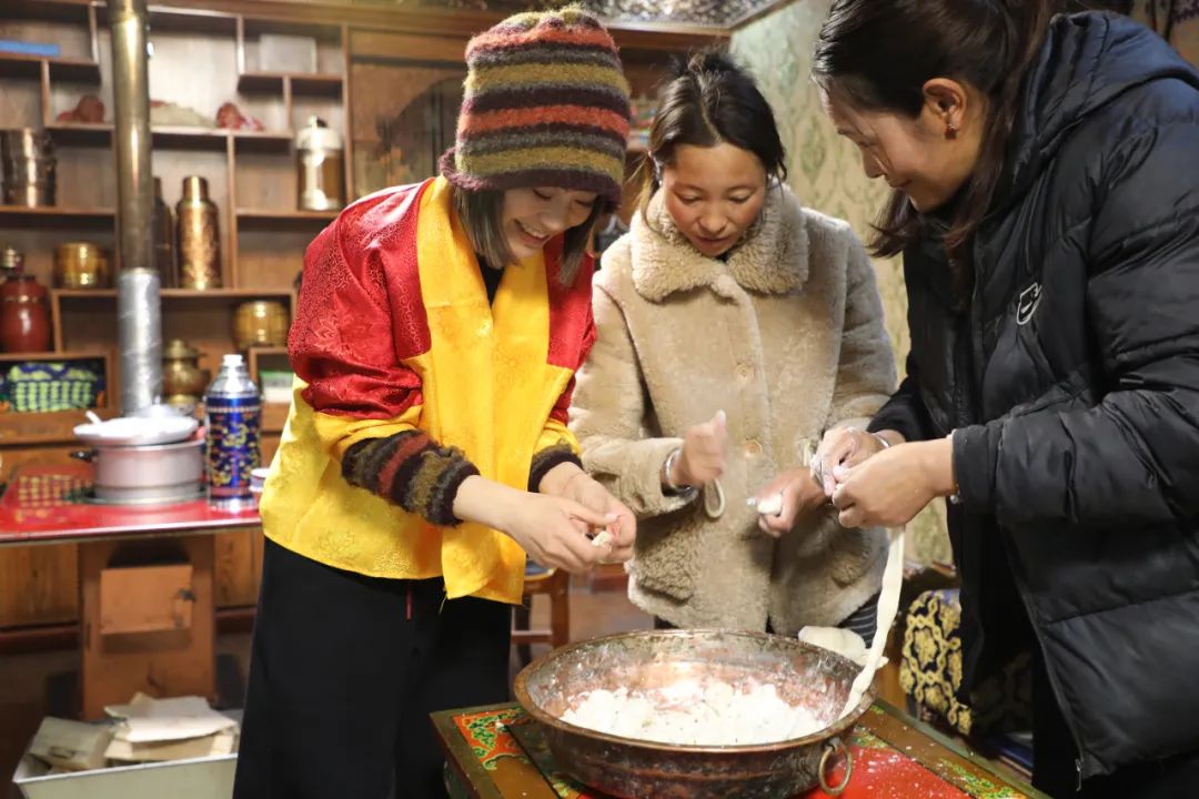 游客體驗(yàn)制作“古突”。巴桑卓嘎攝