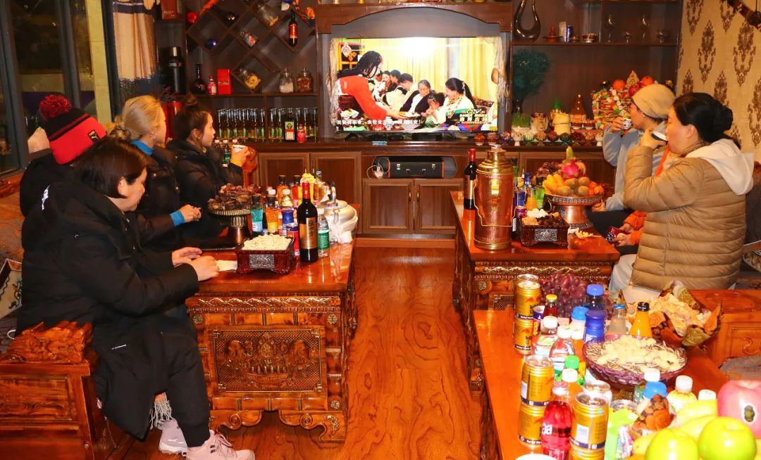 游客在居民家中，一同看藏晚，歡慶藏歷新年。巴桑卓嘎攝