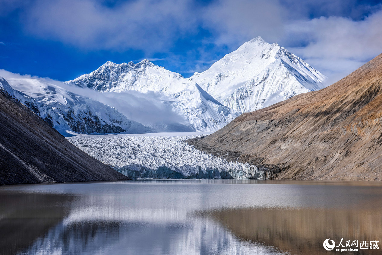 珠峰冰川位于日喀則市定日縣。