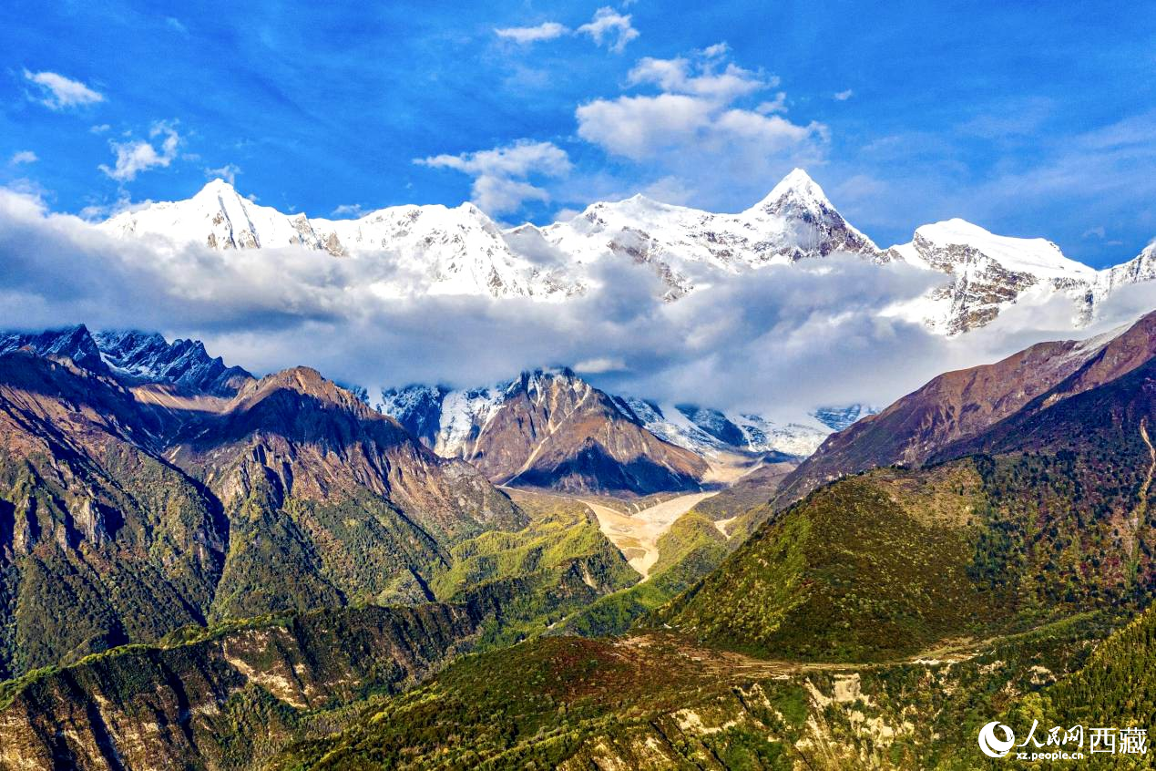 無人機(jī)航拍南迦巴瓦峰。