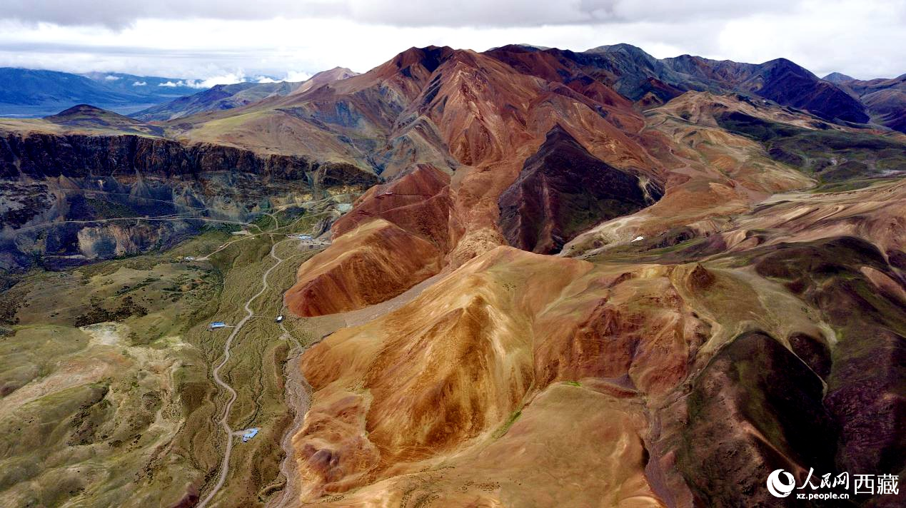 西藏阿里地區(qū)札達(dá)縣境內(nèi)的山丘，因大地礦石的緣故而變得色彩豐富，當(dāng)?shù)厝朔Q之為“五彩山”。