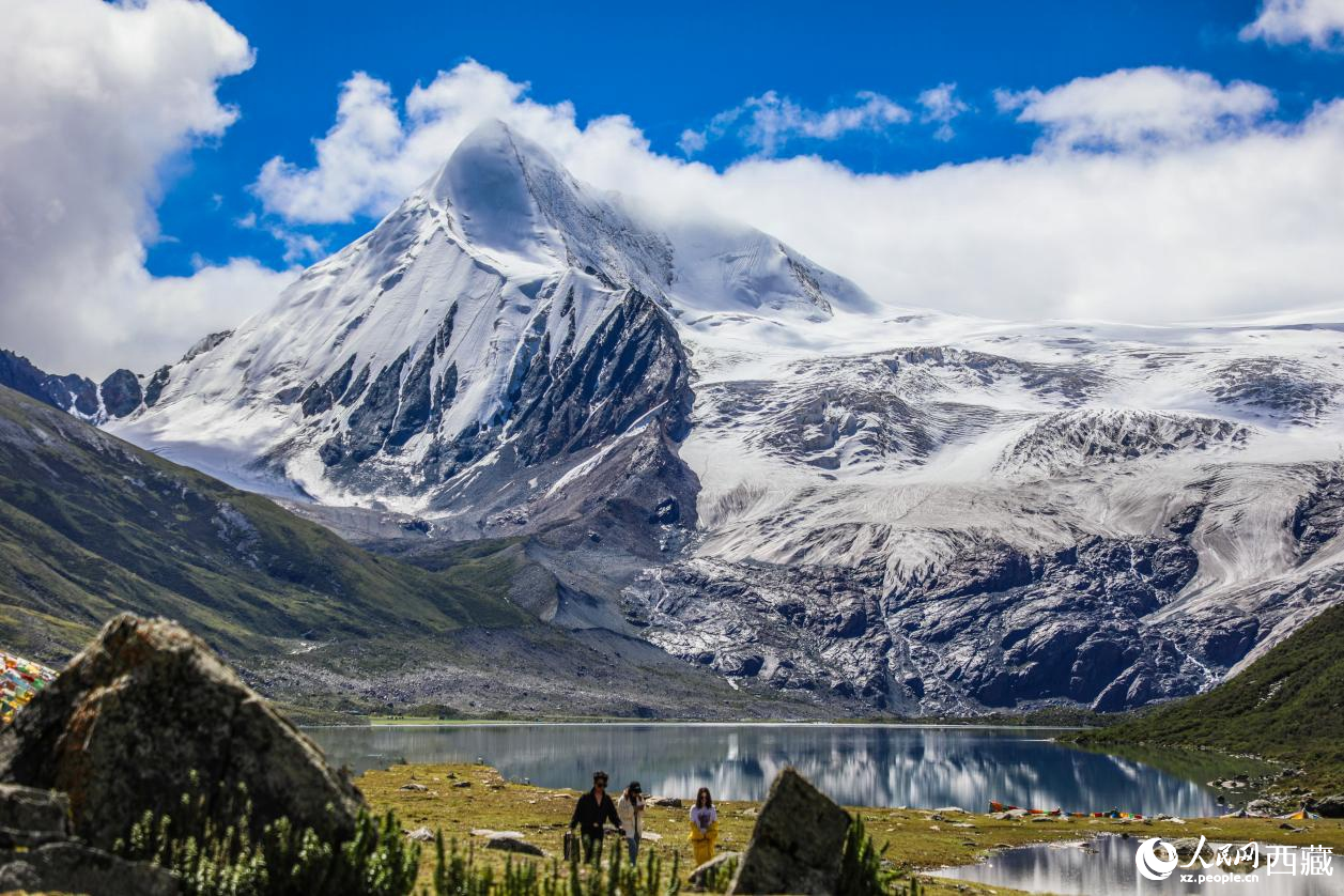 西藏那曲市比如縣的薩普雪山。