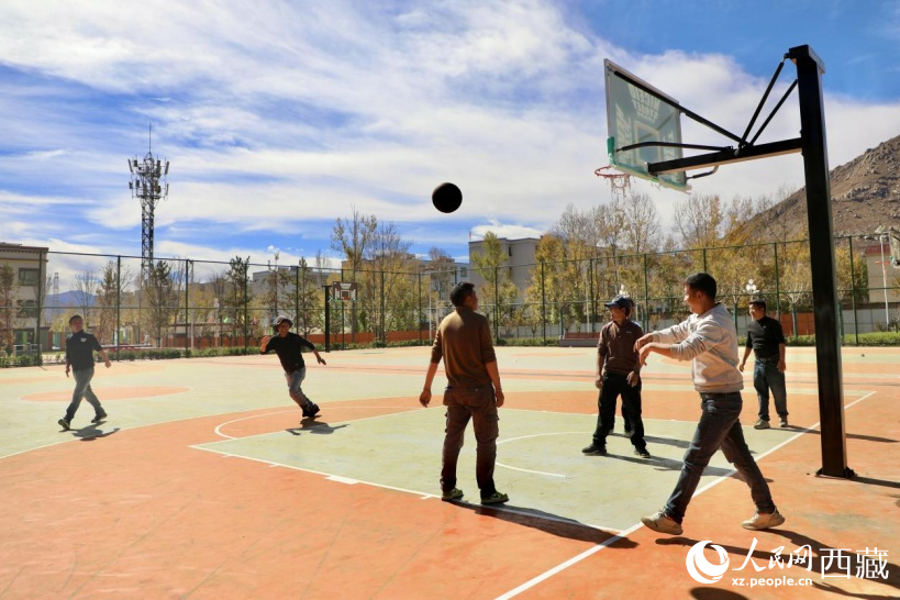 圖為周邊居民在公園內(nèi)打球。人民網(wǎng)記者 次仁羅布攝