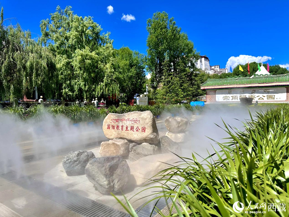 布達(dá)拉宮腳下的宗角祿康公園。