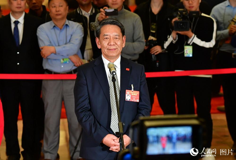 全國政協(xié)委員、中國探月工程總設(shè)計師吳偉仁接受記者采訪。