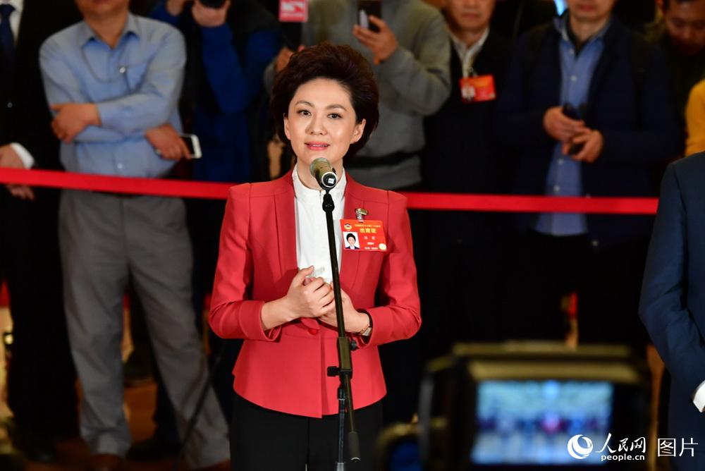 全國政協(xié)委員、中央廣播電視總臺(tái)央視新聞主播海霞接受記者采訪。