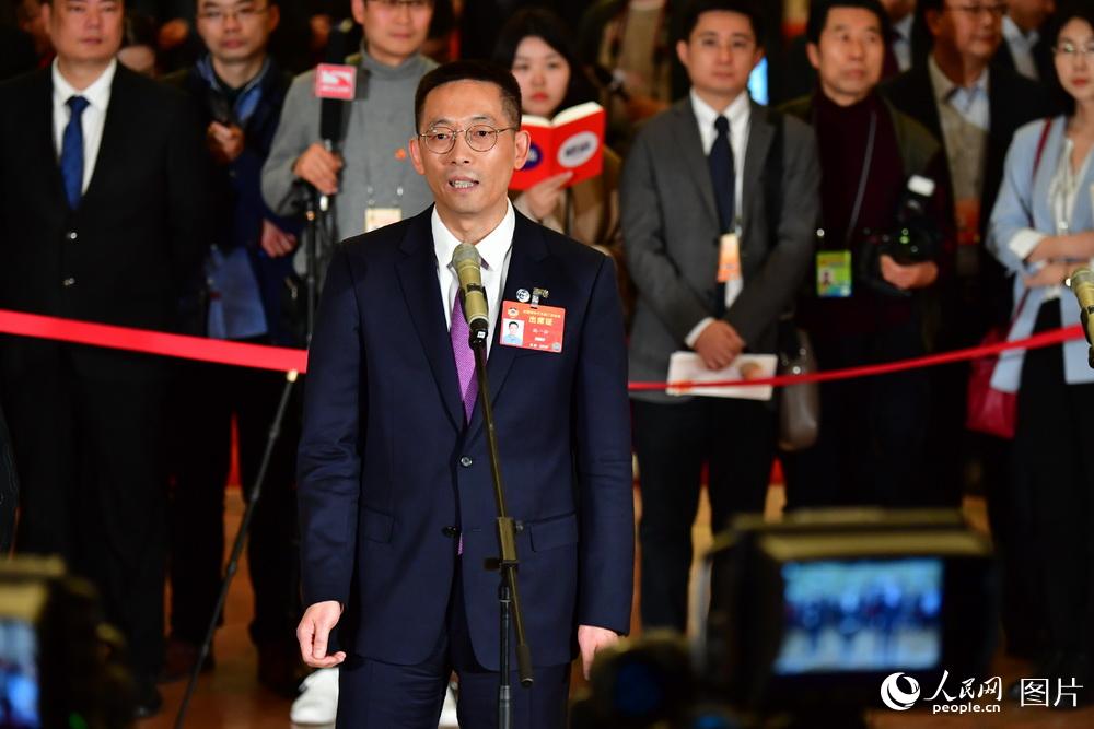 全國政協(xié)委員、西湖大學(xué)校長施一公接受記者采訪。