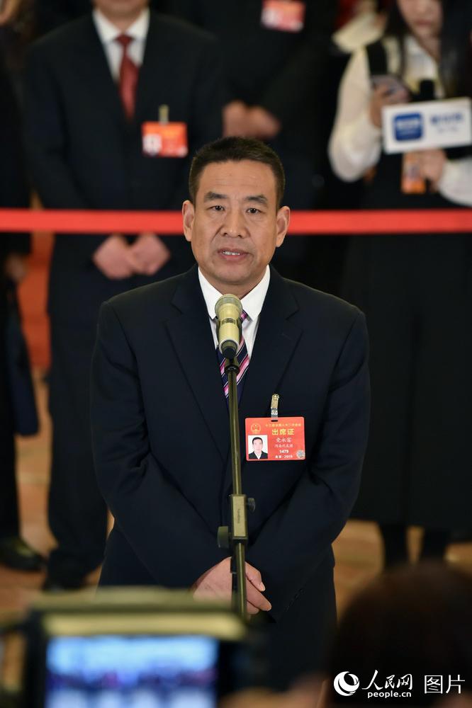 全國人大代表、河南遠(yuǎn)東生物工程公司技術(shù)部部長黨永富回答記者提問。