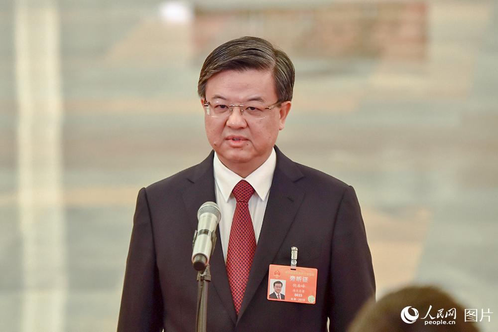 海關總署署長倪岳峰回答記者提問。