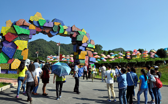 湄潭縣茶旅一體助農(nóng)增收。圖為湄潭“七彩部落”景區(qū) 瞿欣含攝_副本.jpg