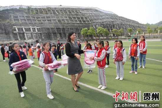修文縣組織搬遷戶子女開展戶外拓展活動，捐贈愛心物資。