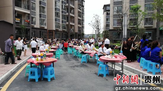 烏當區(qū)“感黨恩聽黨話跟黨走”暨易地扶貧搬遷“共筑行動”啟動儀式長桌宴布置現(xiàn)場。